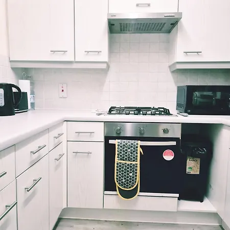 Spacious 2 Bed House Close To Parkway Station