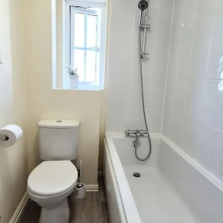 Spacious 2 Bed House Close To Parkway Station Holiday home *