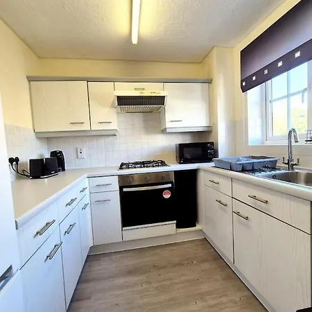 Spacious 2 Bed House Close To Parkway Station Holiday home Bristol