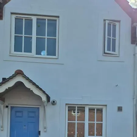 Spacious 2 Bed House Close To Parkway Station * Bristol