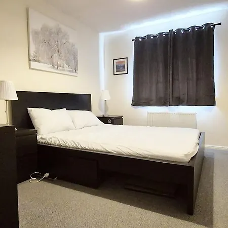 Holiday home Spacious 2 Bed House Close To Parkway Station