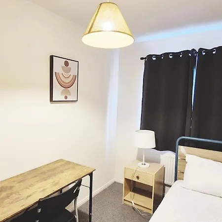 Spacious 2 Bed House Close To Parkway Station