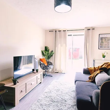 Spacious 2 Bed House Close To Parkway Station