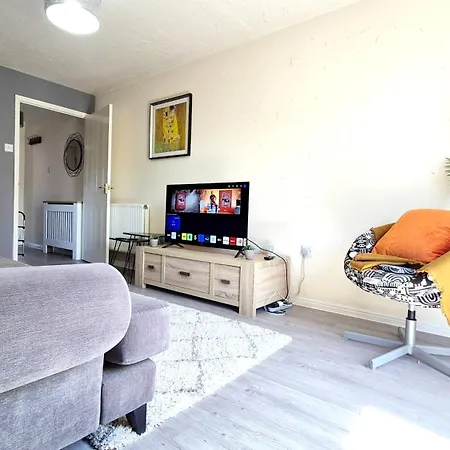 Spacious 2 Bed House Close To Parkway Station Holiday home Bristol