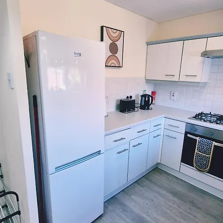Spacious 2 Bed House Close To Parkway Station *