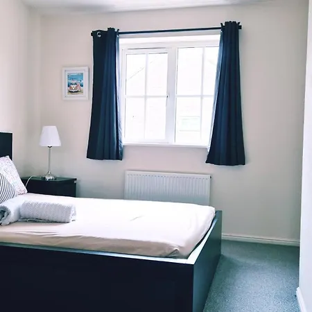 Spacious 2 Bed House Close To Parkway Station Holiday home *