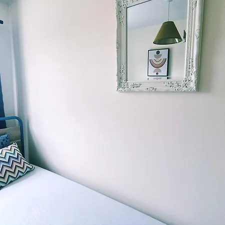 Spacious 2 Bed House Close To Parkway Station Holiday home Bristol