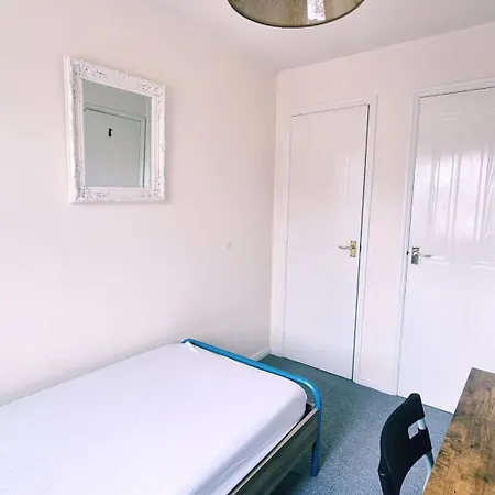 Spacious 2 Bed House Close To Parkway Station *