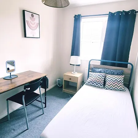 Spacious 2 Bed House Close To Parkway Station * Bristol