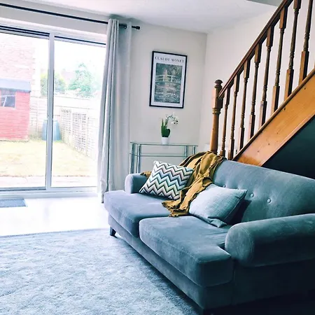 Spacious 2 Bed House Close To Parkway Station Holiday home *