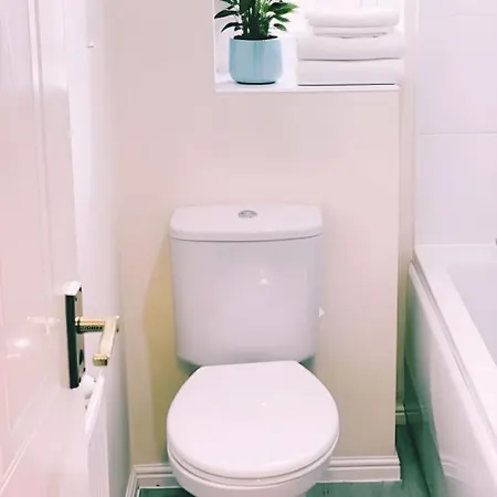 Park On The Doorstep, 2-bed Modern House In Stoke Gifford, Nr Parkway Station And Uwe Hébergement de vacances Bristol